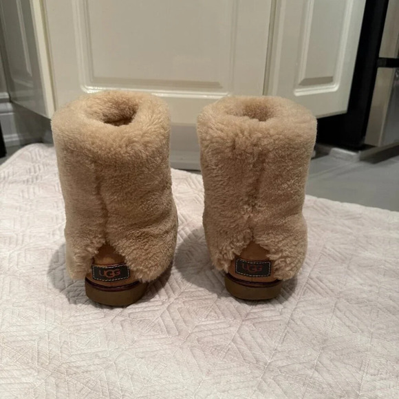 UGGS Size 7 - Picture 5 of 8